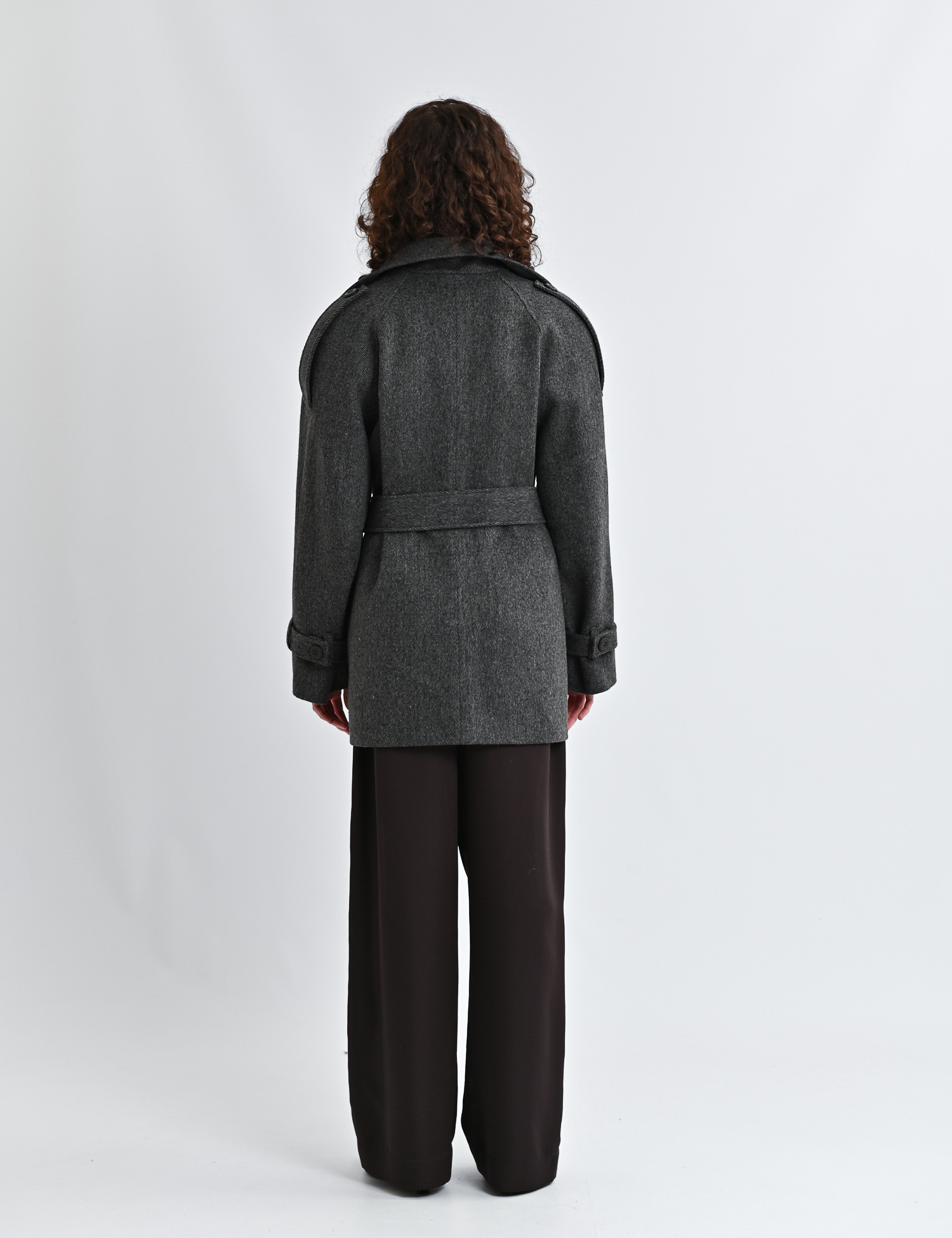 Картинка Пальто сіре коротке з акцентними патами